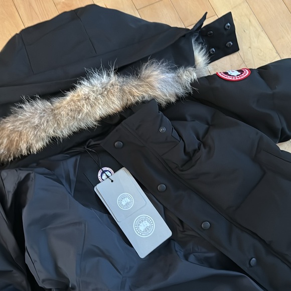 selling a canada goose size small. - Picture 3 of 6